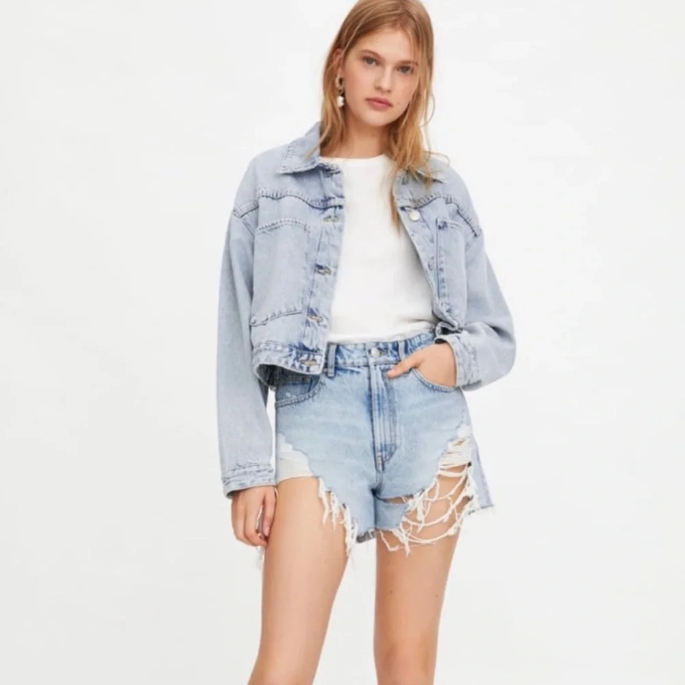 Zara Hi-Rise Frayed Light Wash Denim Shorts - Picture 1 of 10